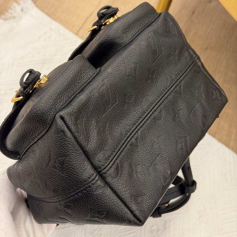 LV Backup 黑壓紋鏈條後背包-3