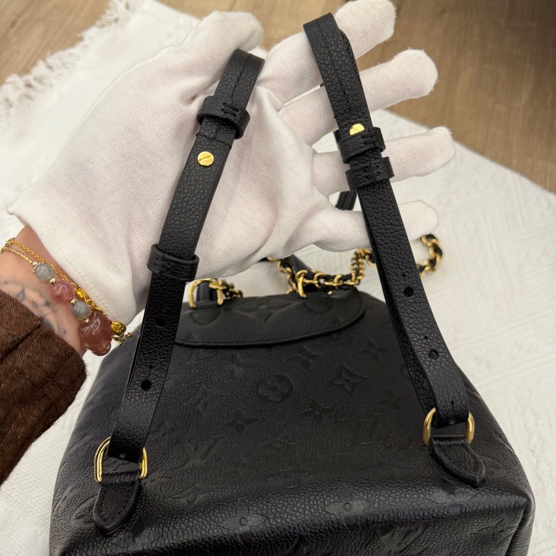 LV Backup 黑壓紋鏈條後背包-4