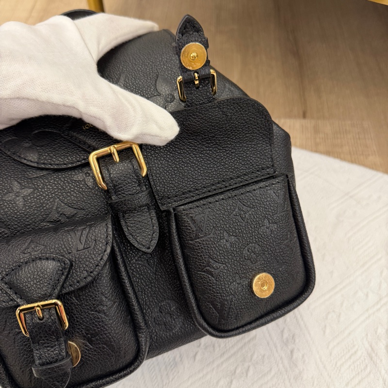 LV Backup 黑壓紋鏈條後背包-5