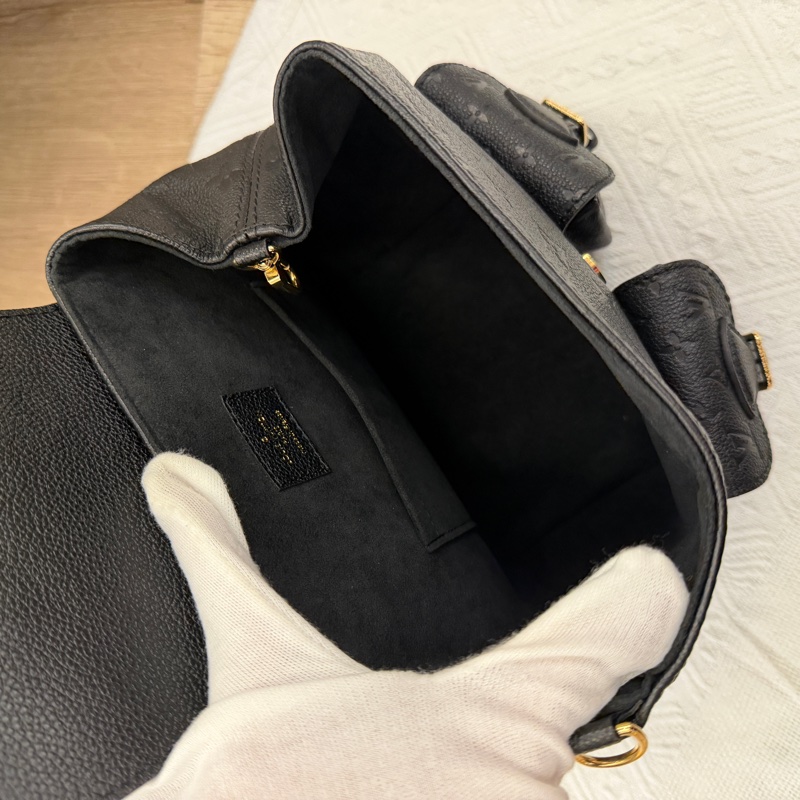 LV Backup 黑壓紋鏈條後背包-7