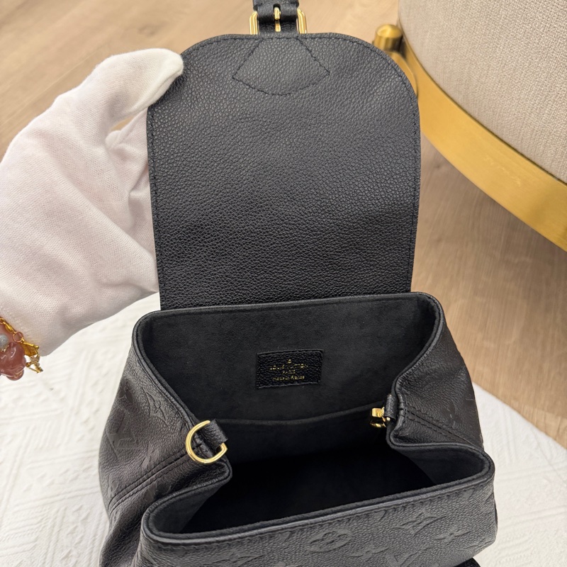 LV Backup 黑壓紋鏈條後背包-8