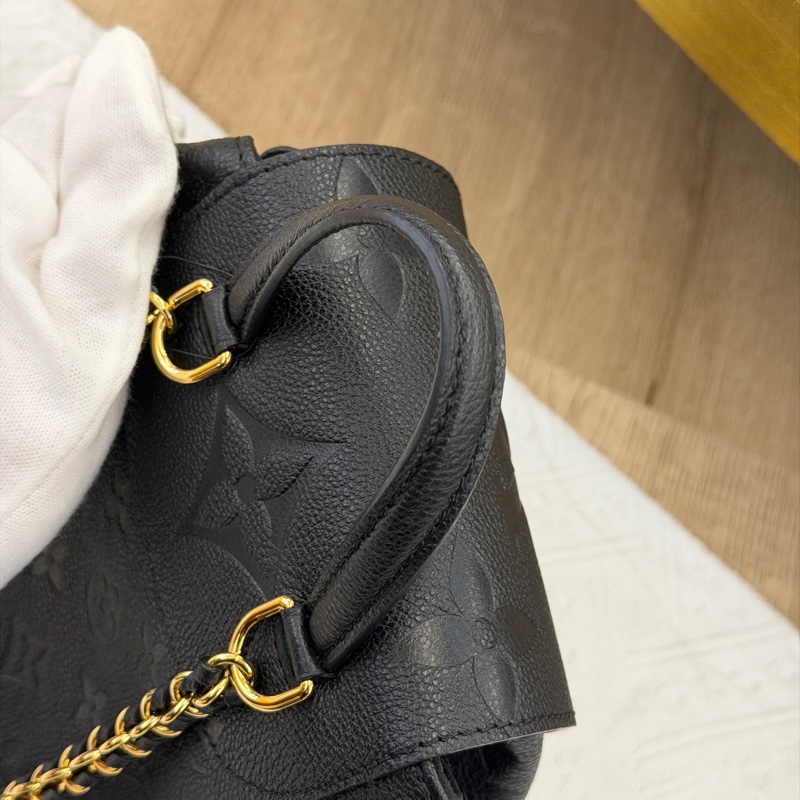 LV Backup 黑壓紋鏈條後背包-10