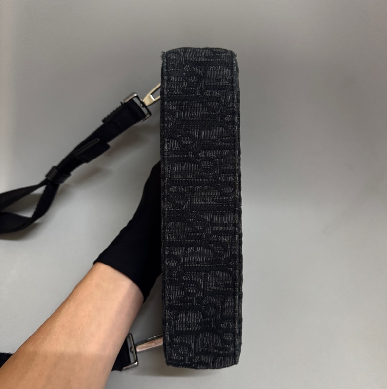 Dior safari 浮雕黑老花相機包-4