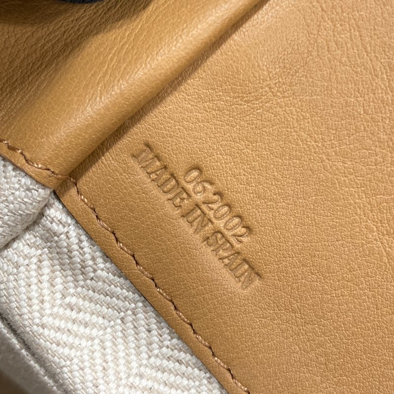 LOEWE 羅威 HAMMOCK MINI 皮革 吊床包 淺棕色-7