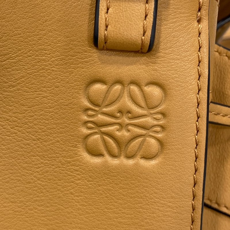 LOEWE 羅威 HAMMOCK MINI 皮革 吊床包 淺棕色-13