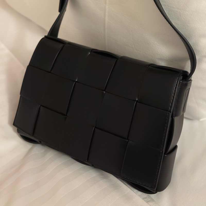 BOTTEGA VENETA Cassette 黑色都會牛皮款-1