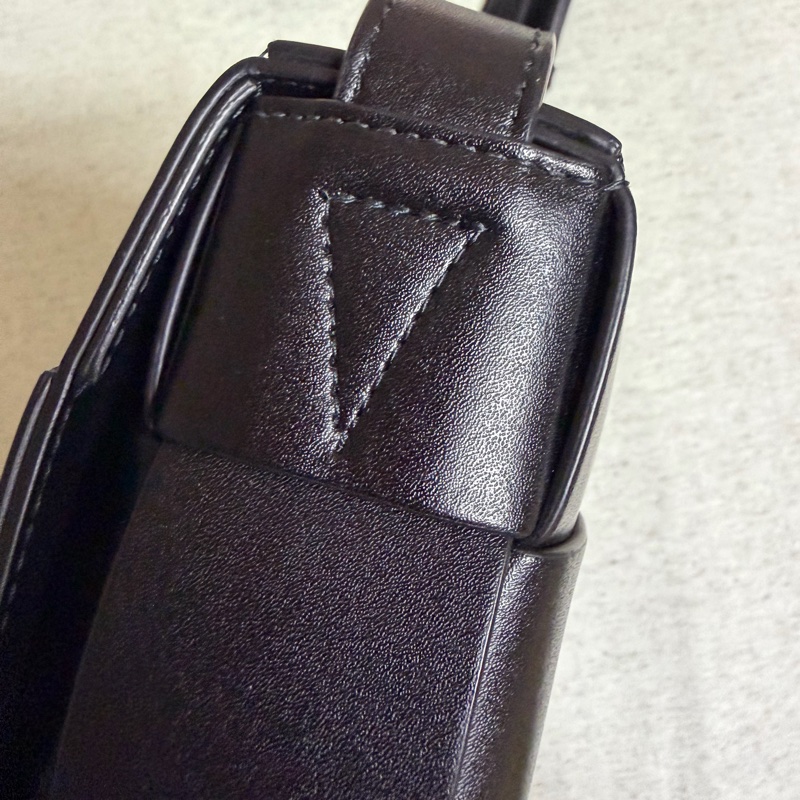 BOTTEGA VENETA Cassette 黑色都會牛皮款-3