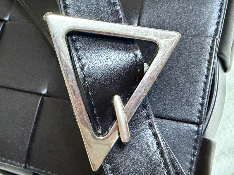 BOTTEGA VENETA Cassette 黑色都會牛皮款-4