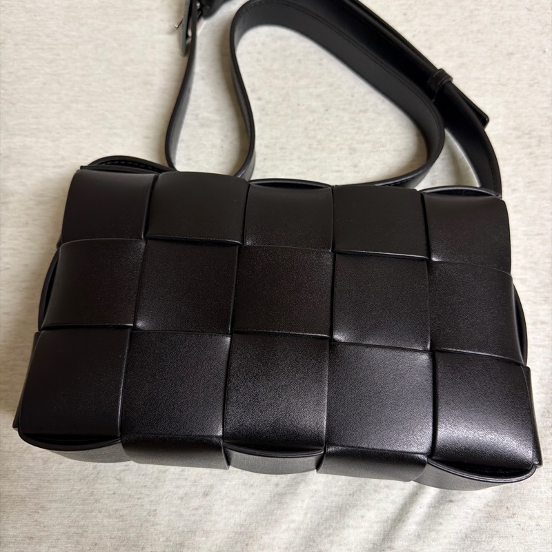 BOTTEGA VENETA Cassette 黑色都會牛皮款-7
