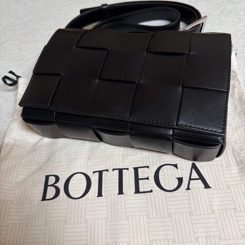BOTTEGA VENETA Cassette 黑色都會牛皮款-11