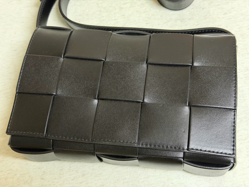 BOTTEGA VENETA Cassette 黑色都會牛皮款-12