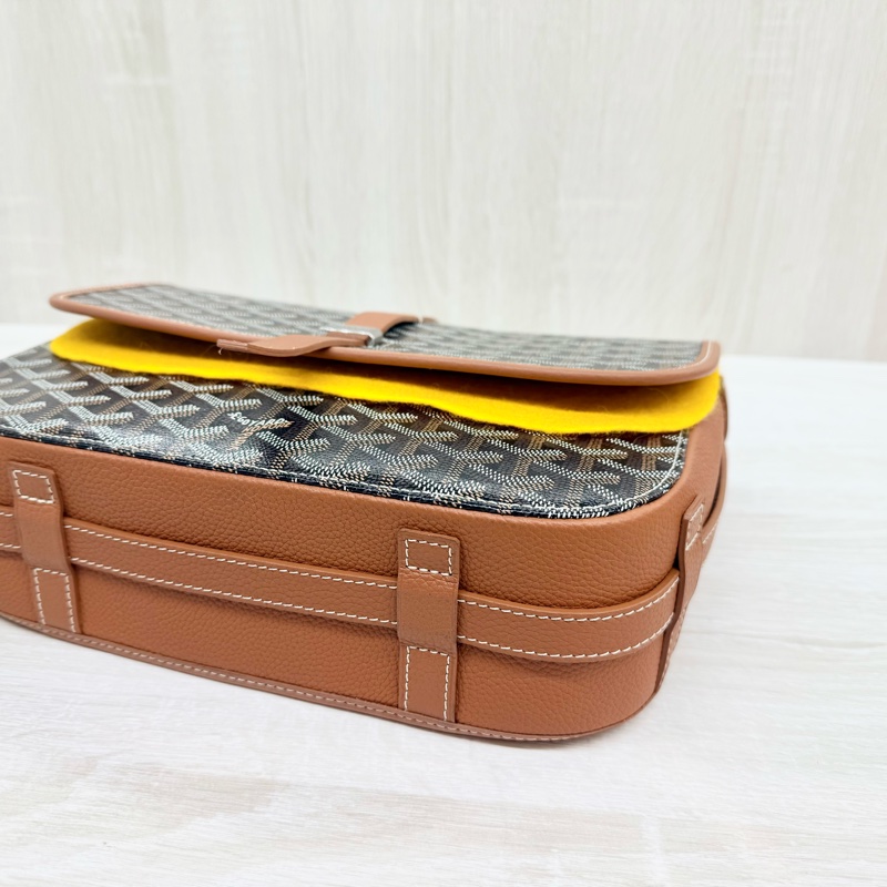 GOYAR棕牛皮拚老花下蓋郵差斜背包 BELVE3MMLTY01CG03P-9