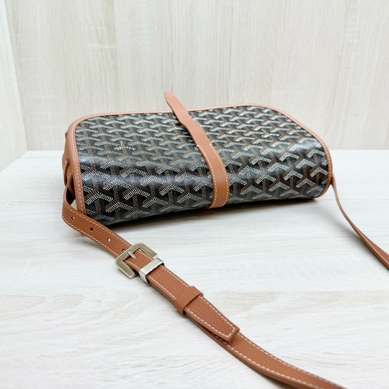 GOYAR棕牛皮拚老花下蓋郵差斜背包 BELVE3MMLTY01CG03P-11