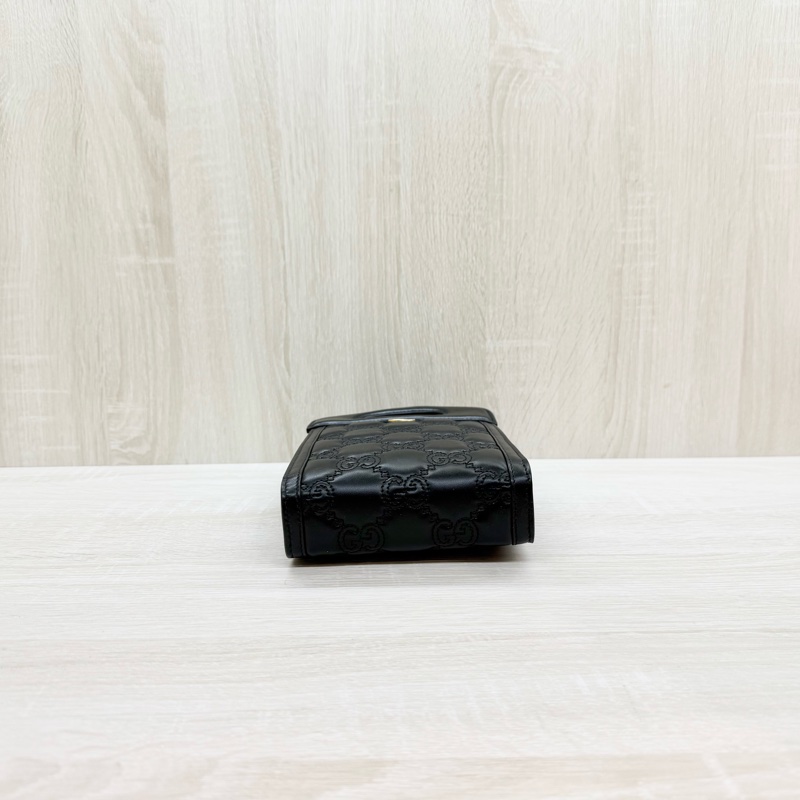 GUCCI黑金牛皮壓紋縫線直立手機包723776-4