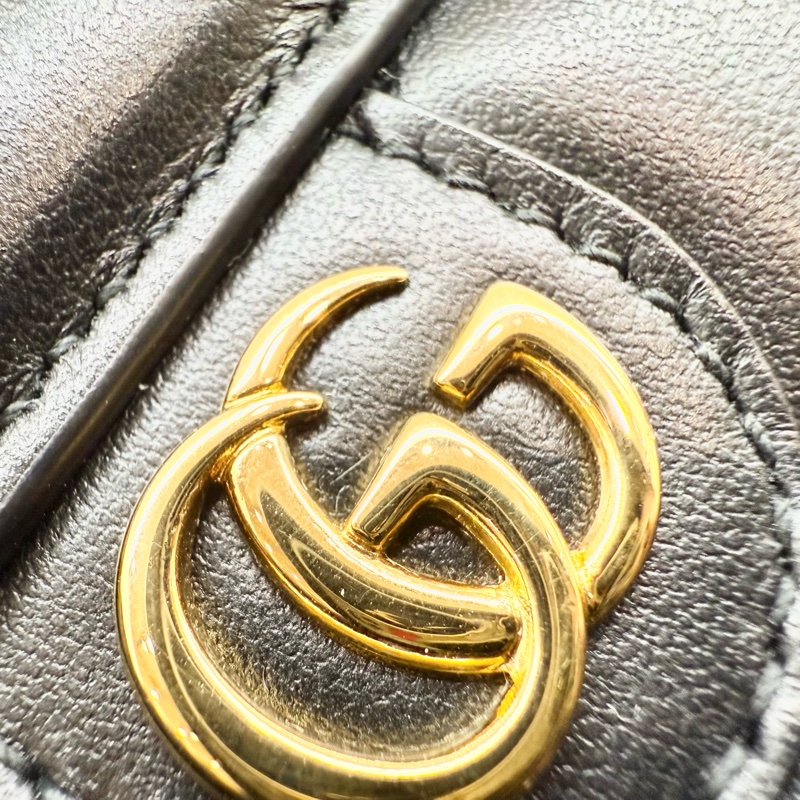 GUCCI黑金牛皮壓紋縫線直立手機包723776-11