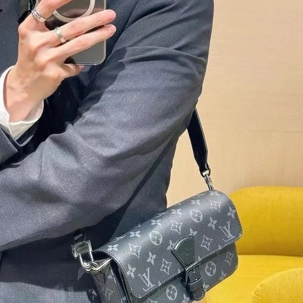 ®️LV Montsouris 黑灰 斜背包M83567-7