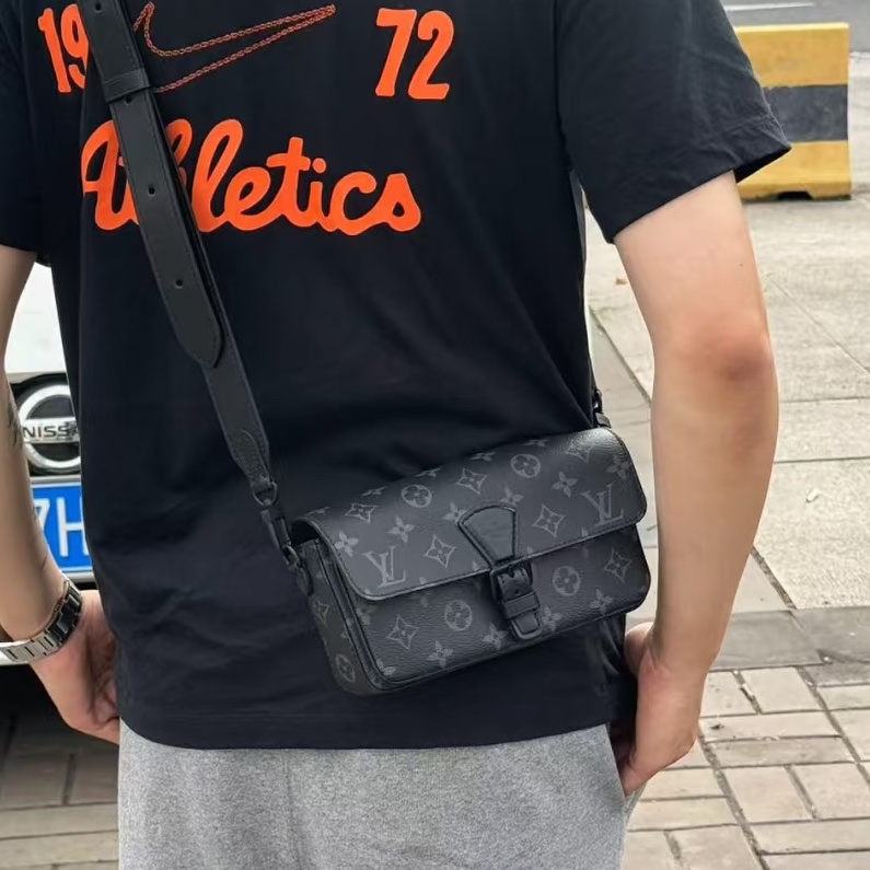 ®️LV Montsouris 黑灰 斜背包M83567 晶片款式-0