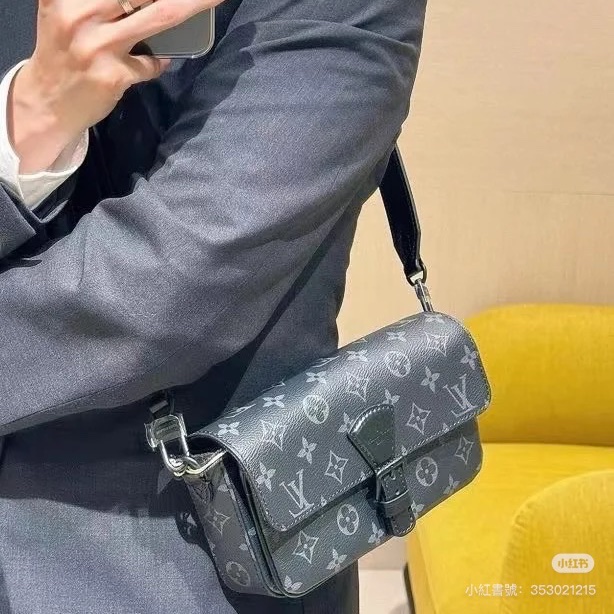 ®️LV Montsouris 黑灰 斜背包M83567 晶片款式-7