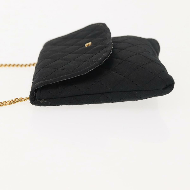 【日本直送】香奈兒 (CHANEL) 菱格紋鏈條肩背包，緞面黑色，金色雙C標誌，正品編號 ki6158-3