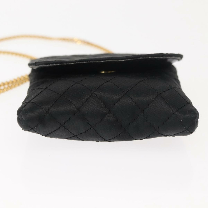 【日本直送】香奈兒 (CHANEL) 菱格紋鏈條肩背包，緞面黑色，金色雙C標誌，正品編號 ki6158-4