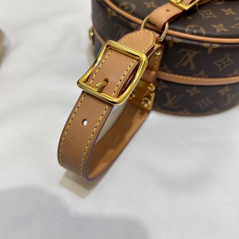 LV字紋硬殼圓餅提背二用包-7