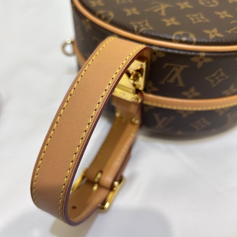 LV字紋硬殼圓餅提背二用包-8