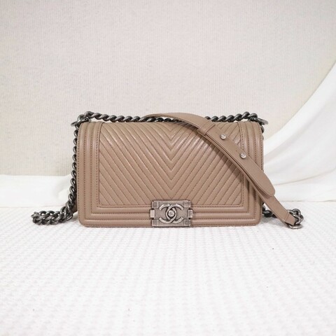 CHANEL  奶茶色V紋 中號 LEBOY 鏈條包 25cm