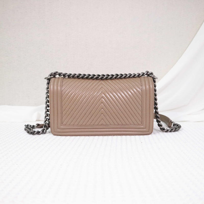 CHANEL  奶茶色V紋 中號 LEBOY 鏈條包 25cm-2