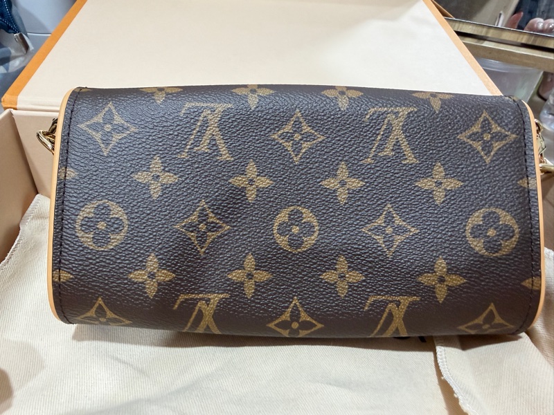 全新 Louis Vuitton M13566 Pochette Camille-3