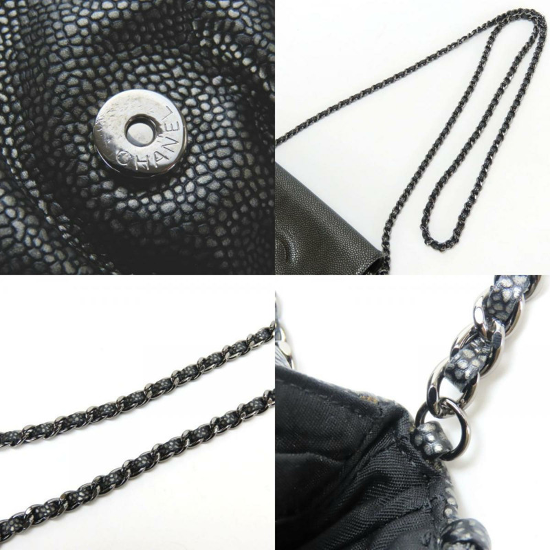 香奈兒半月形鏈條皮包背包，金屬質感柔軟魚子醬紋皮革，飾有銀色Coco標誌，女士款-6