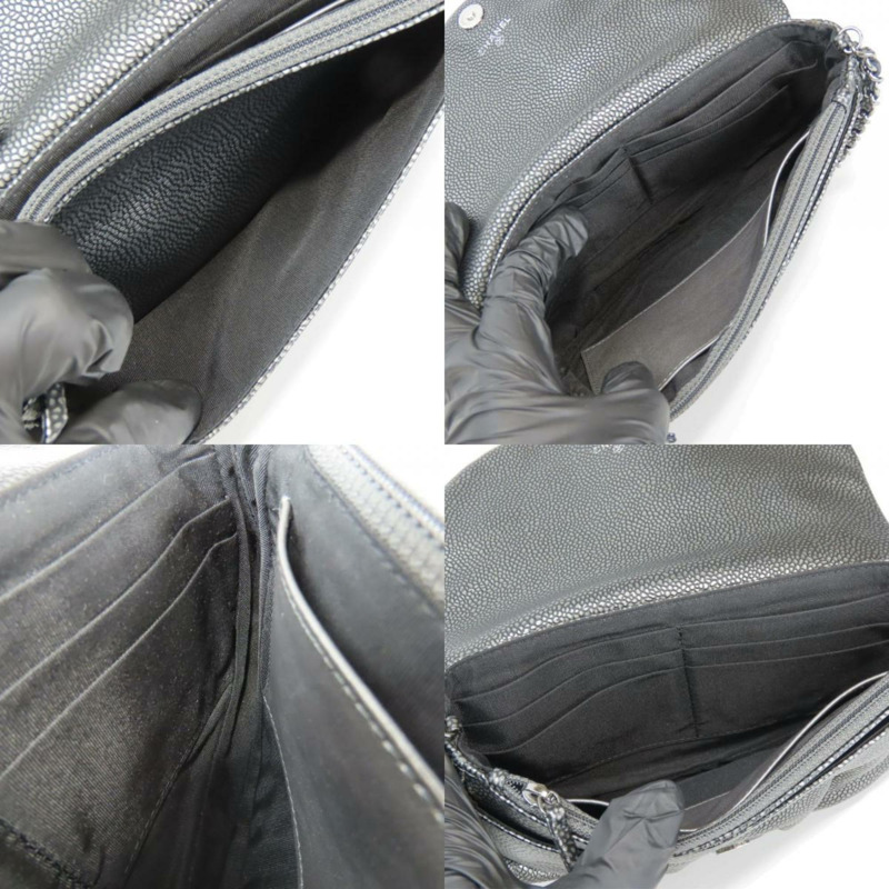 香奈兒半月形鏈條皮包背包，金屬質感柔軟魚子醬紋皮革，飾有銀色Coco標誌，女士款-7