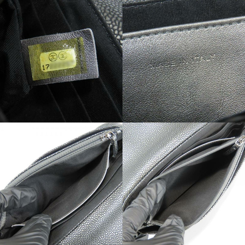 香奈兒半月形鏈條皮包背包，金屬質感柔軟魚子醬紋皮革，飾有銀色Coco標誌，女士款-8