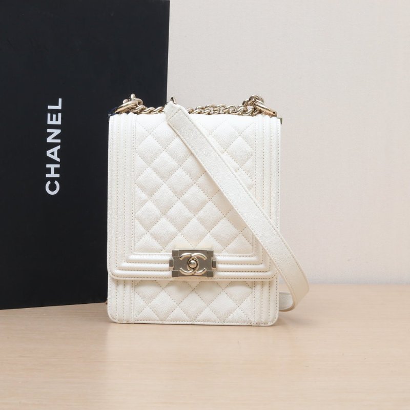 CHANEL Leboy豎版16米白色荔枝牛皮28開金扣菱格紋肩背包-0