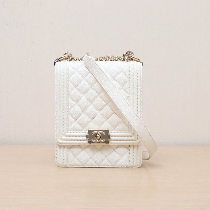 CHANEL Leboy豎版16米白色荔枝牛皮28開金扣菱格紋肩背包-1