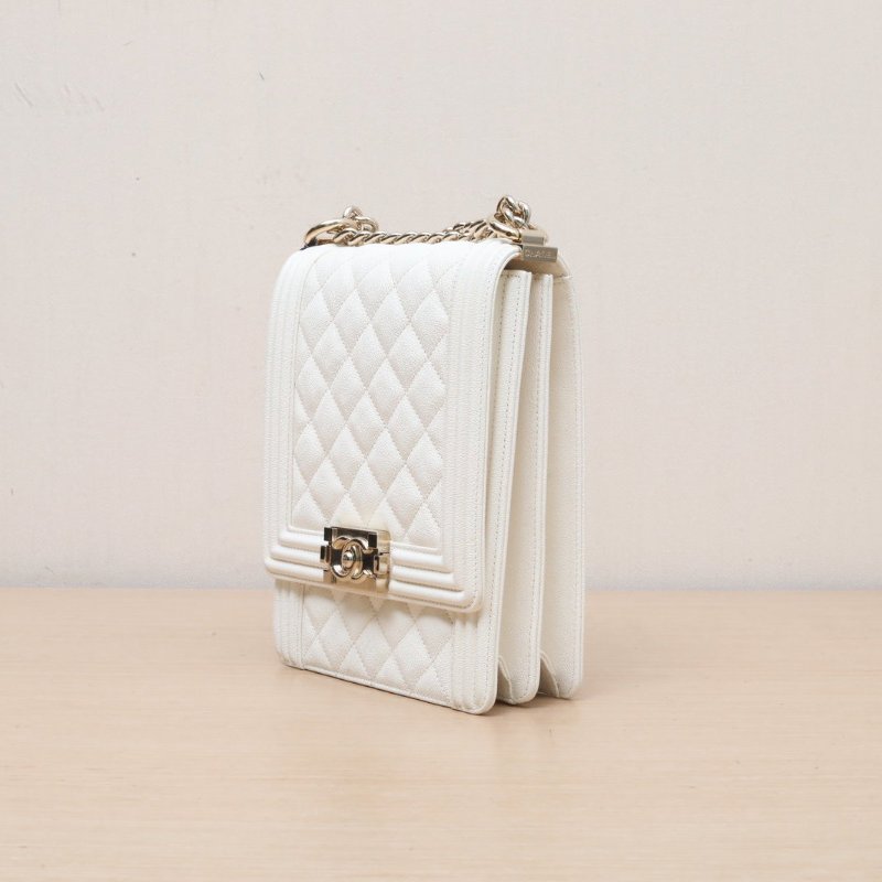 CHANEL Leboy豎版16米白色荔枝牛皮28開金扣菱格紋肩背包-3
