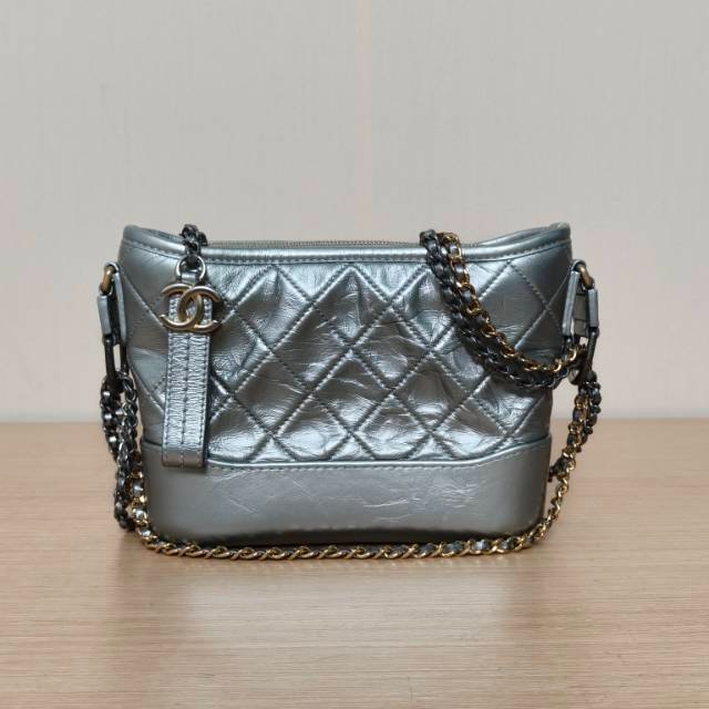 CHANEL GABRIELLE流浪小號20銀色牛皮24開金銀扣肩背包-0