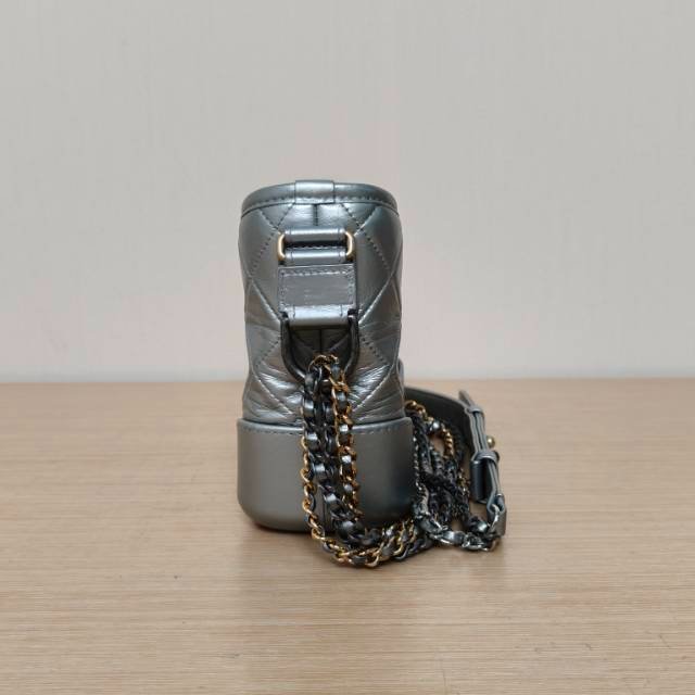 CHANEL GABRIELLE流浪小號20銀色牛皮24開金銀扣肩背包-1