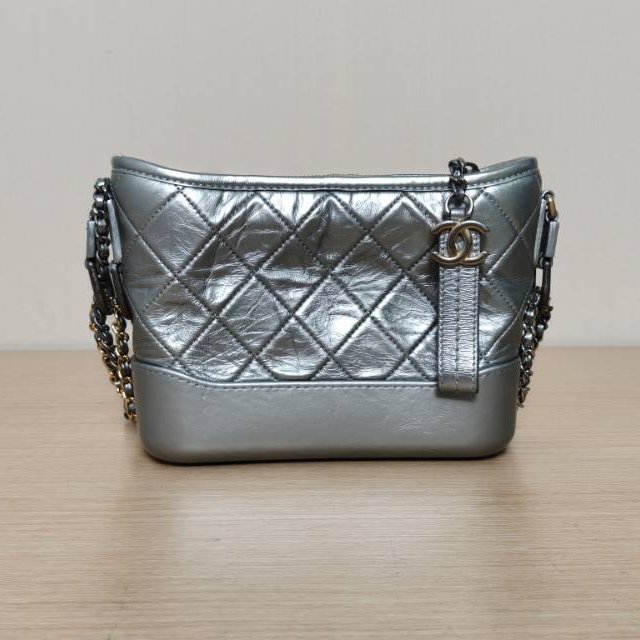 CHANEL GABRIELLE流浪小號20銀色牛皮24開金銀扣肩背包-2