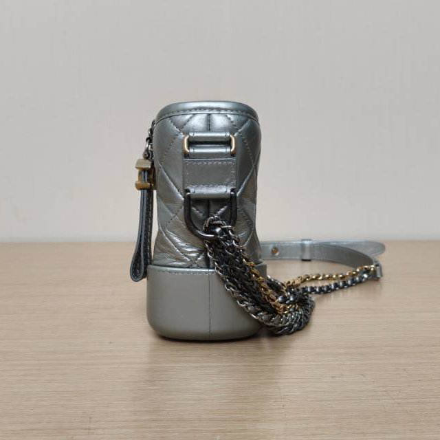 CHANEL GABRIELLE流浪小號20銀色牛皮24開金銀扣肩背包-3