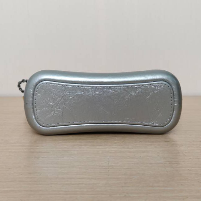 CHANEL GABRIELLE流浪小號20銀色牛皮24開金銀扣肩背包-4