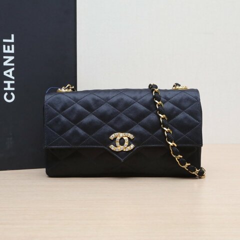 CHANEL 中古緞面鑽扣信封包黑色緞面0開鑽扣肩背包