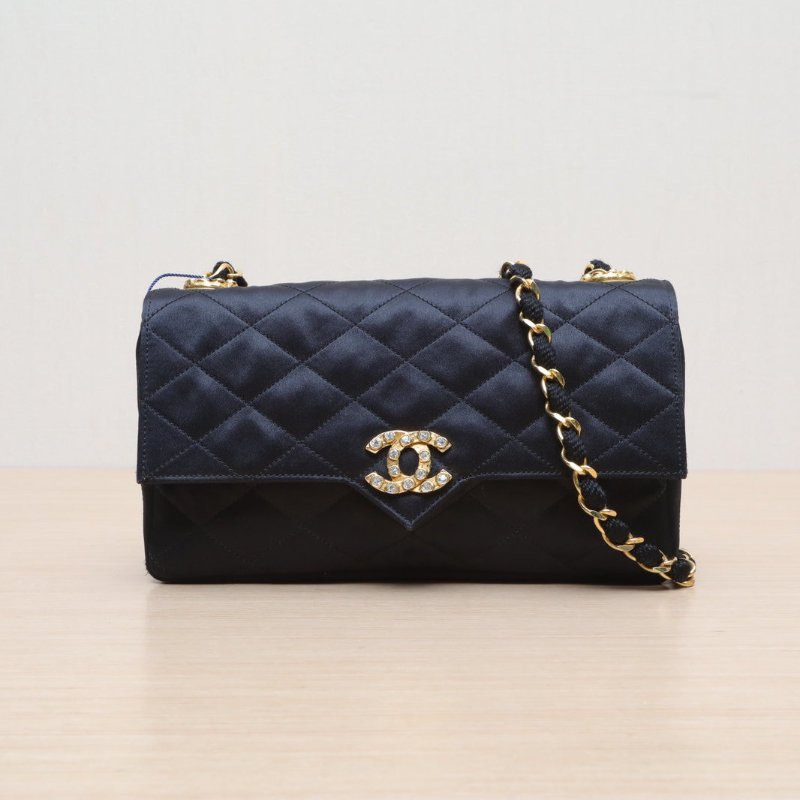 CHANEL 中古緞面鑽扣信封包黑色緞面0開鑽扣肩背包-1