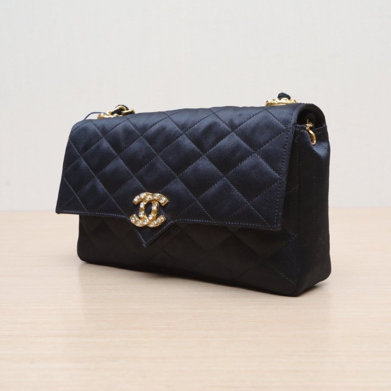CHANEL 中古緞面鑽扣信封包黑色緞面0開鑽扣肩背包-3