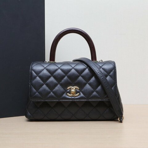 CHANEL CocoHandle小號24黑色荔枝牛皮晶片開金扣肩背包