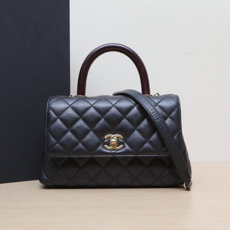 CHANEL CocoHandle小號24黑色荔枝牛皮晶片開金扣肩背包-0