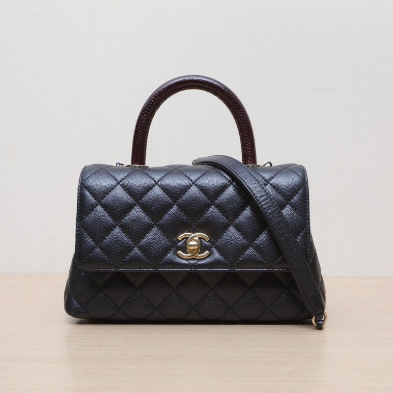 CHANEL CocoHandle小號24黑色荔枝牛皮晶片開金扣肩背包-1