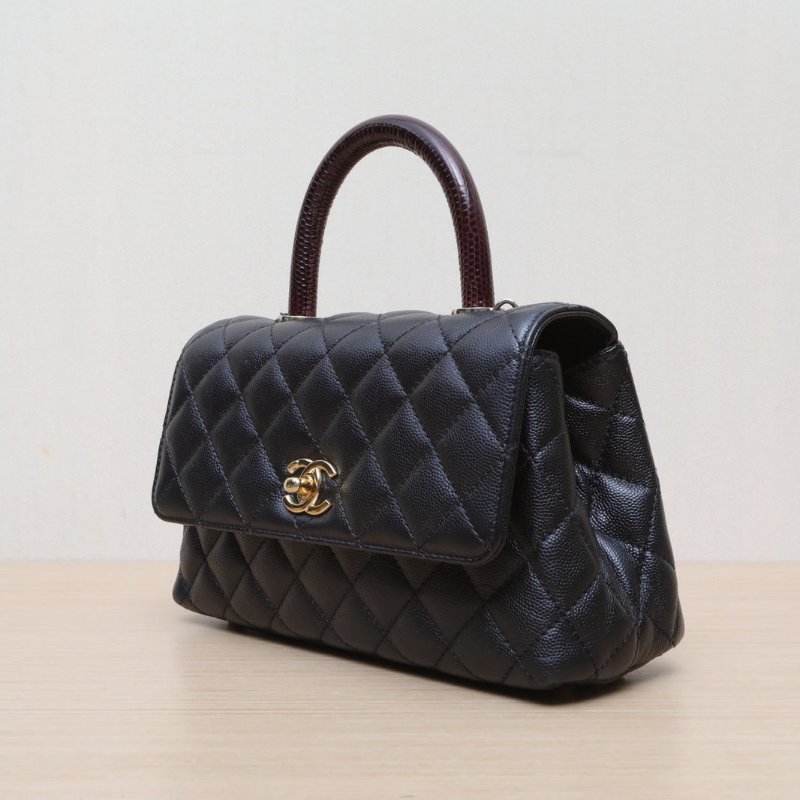 CHANEL CocoHandle小號24黑色荔枝牛皮晶片開金扣肩背包-4