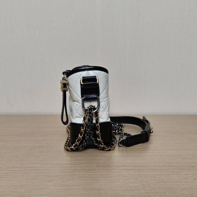 CHANEL GABRIELLE流浪小號20白色牛皮28開金銀扣黑底肩背包-1