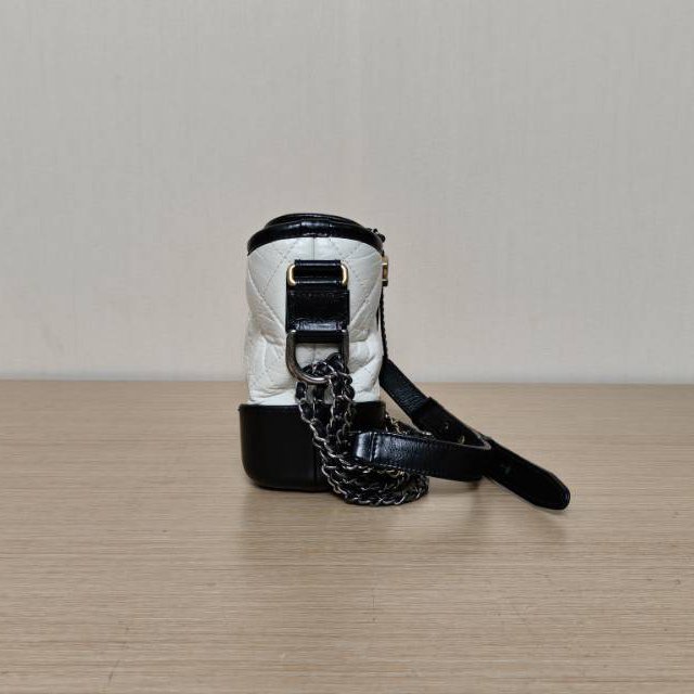 CHANEL GABRIELLE流浪小號20白色牛皮28開金銀扣黑底肩背包-3