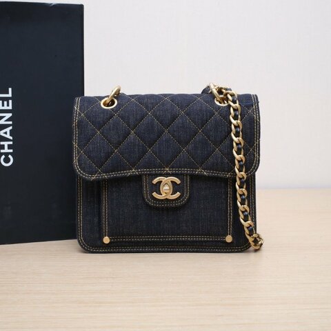 CHANEL 23S手柄郵差包22黑色牛仔晶片開金扣肩背包
